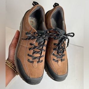 Clarks women size 10 brown hiking shoes….